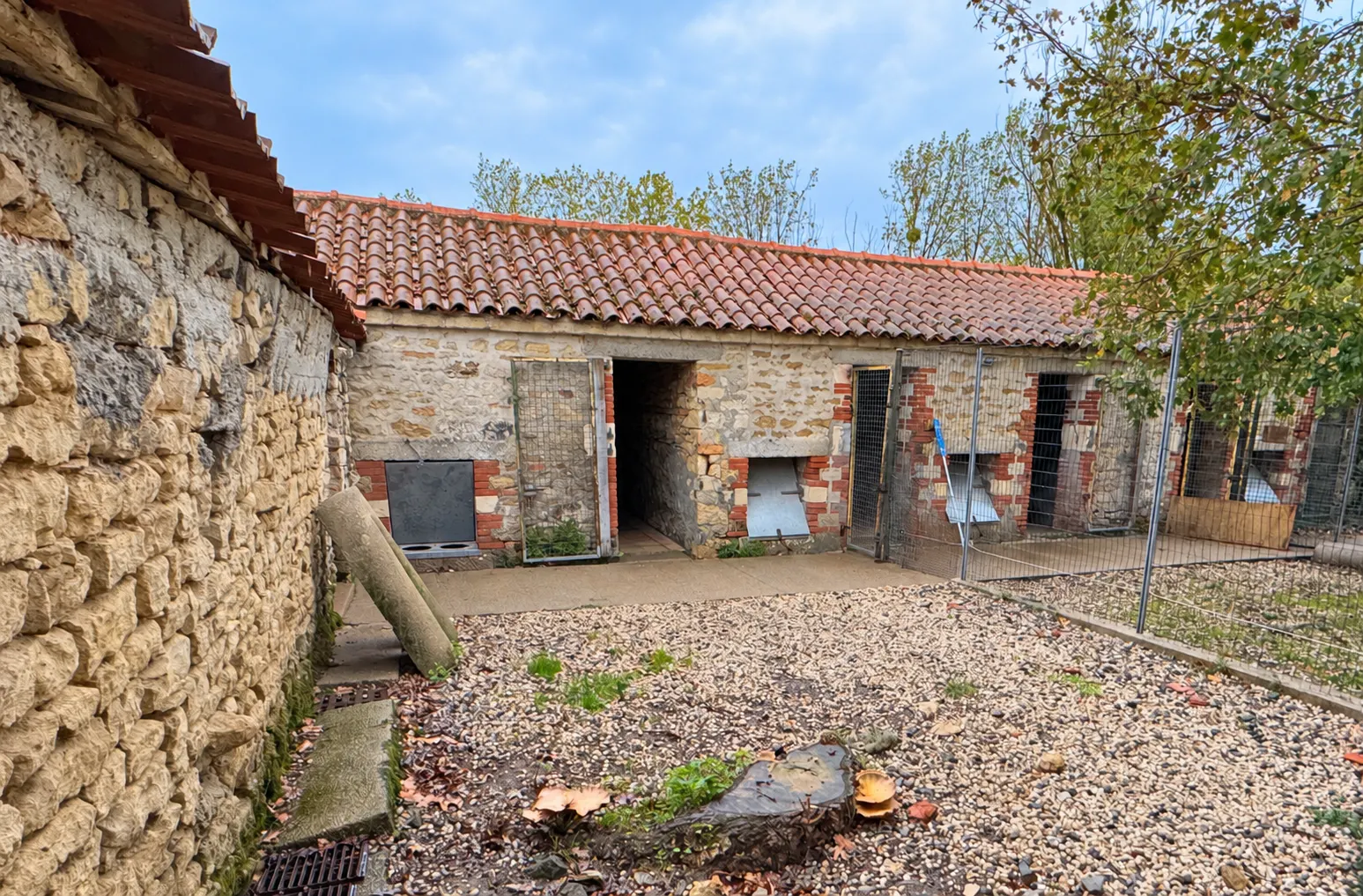 Le bâtiment en pierre de l’élevage au Domaine de Sweety Blue